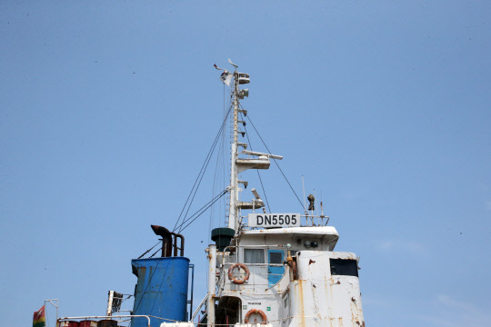 선박명 DN5505호      (포항=연합뉴스) 손대성 기자 = 16일 경북 포항 남구에 있는 포항신항만에 북한산 석탄 반입 의혹을 받고 있는 토고 국적 선박 'DN5505'호가 정박해 있다. 미국의소리(VOA)방송은 한국 정부가 올해 2월 러시아 나홋카항에서 석탄 3천217t을 싣고 포항항에 들어온 DN5505호를 억류해 조사 중이라고 보도했다. 2019.7.16      sds123@yna.co.kr  (끝)